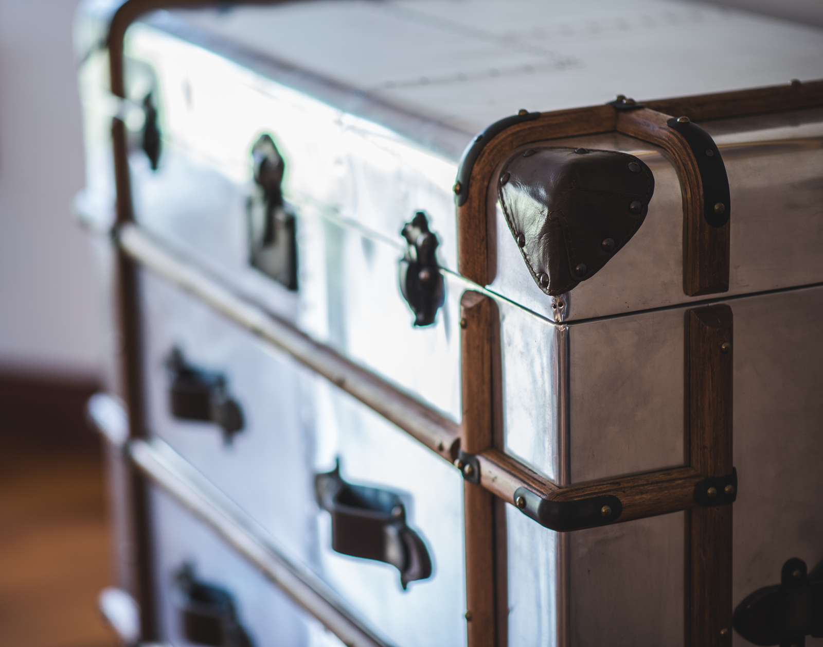 luggage trunk with drawers